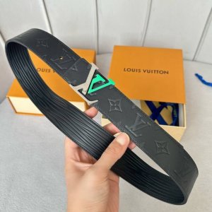 圖片包裝10 寬度：40Mm 進口Ep水波紋襯托原廠小牛皮底壓花！飾有高級絲印Logo視覺效果 搭配當季最新款配五金 雙面用
