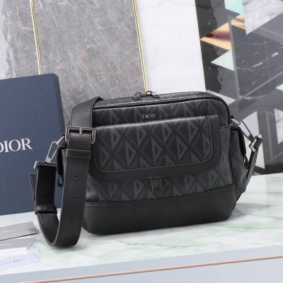 这款 Dior Hit The Road 信使包是本季新品，将现代风格与 Dior 的高订精神融为一体。采用迪奥黑Cd Diamond 图案帆布和光滑牛皮革精心