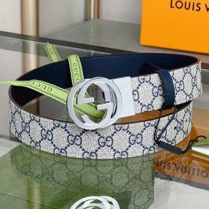 Gucci双G带扣双面腰带 这款双面皮革腰带巧妙融合Gg Supreme帆布与黑色皮革材质，演绎历久弥新的实用设计理念。富有辨识度的双G配件再现典藏搭配，诠释当