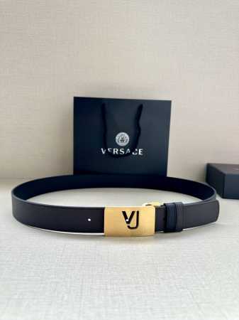 宽度3.5Cm此款35全牛皮皮带，饰有金属Greca搭扣，正面刻有Versace Logo。 Greca Goddess搭扣 Logo雕刻 材质：100%牛皮 - 点击图像关闭