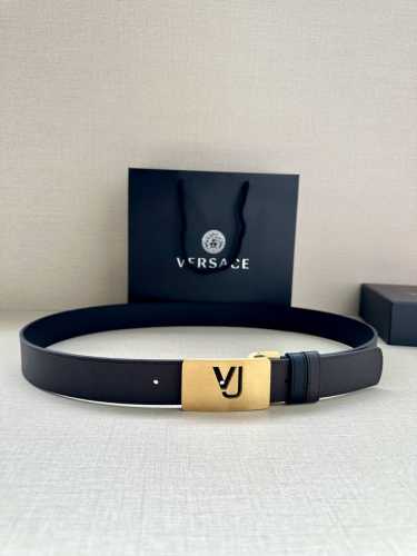 宽度3.5Cm此款35全牛皮皮带，饰有金属Greca搭扣，正面刻有Versace Logo。 Greca Goddess搭扣 Logo雕刻 材质：100%牛皮