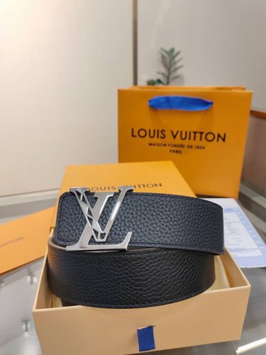 特 L0Uis Vuitt0N Lv 男士专柜品质腰帶 寬度40毫米 配置精钢字母搭扣 扣头可随意搭配 皮质柔软 手感细腻舒适