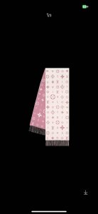 L家。 Lv双面羊毛围巾 Reykjavik 2.0围巾为柔软山羊绒标注Monogram 花卉和 Lv字母，其间点缀品牌名称的单一字母，以摩登风姿焕新经典。18