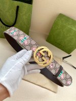 宽度4.0Cm Gucci 蜜蜂图案是Gucci动物王国中的标志性元素之一，在这款配饰中焕新演绎为卡通风格设计。这款腰带融合了经典蜜蜂元素和双G图案，突显品牌悠
