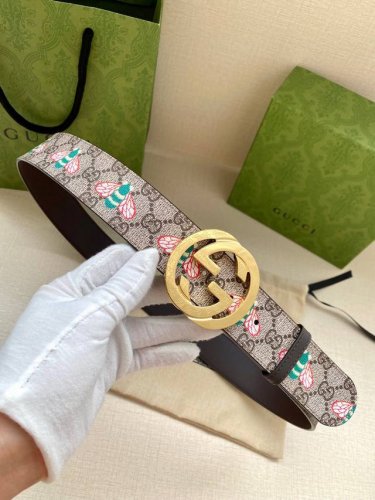 宽度4.0Cm Gucci 蜜蜂图案是Gucci动物王国中的标志性元素之一，在这款配饰中焕新演绎为卡通风格设计。这款腰带融合了经典蜜蜂元素和双G图案，突显品牌悠