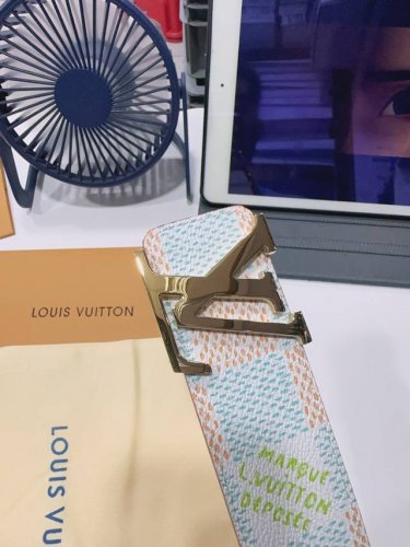 特 Louis Vuitton[正]经典原单品质，经典印花面配原版平纹皮，搭配原单精品扣，精工制作，细节看图，实物拍摄，高端奢华，宽度4.0Cm