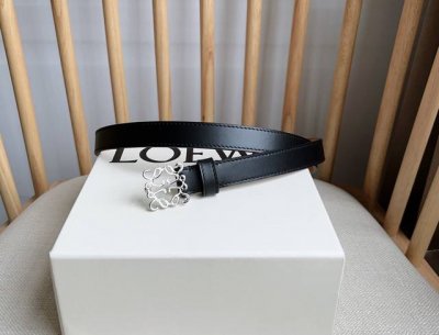 特 Loewe 罗意威专柜最新同款腰带 选用光滑牛皮革窄款腰带 配有Anagram挂锁针扣 卓越的工艺 个性的造型 精美的材质 宽:2.0Cm