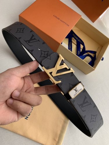 品名： Lv..路易..威登原单 型号： 挂扣，图片实物拍摄 材料：头层牛皮，挂扣系列，纯钢质扣头，钯镀电镀工艺永不掉色。带身可双面使用，新款灰