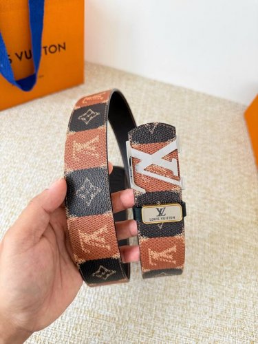 品名： Lv..路易..威登腰带皮带原单 型号：挂扣，经典纯钢材质挂扣，头层牛皮，图片实物拍摄 材料：头层牛皮，挂扣系列，纯钢材质扣头，镀钯电镀工艺永不掉色。原