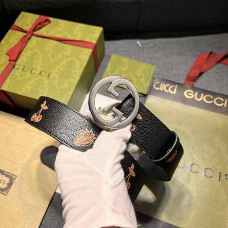 特 古奇，宽4.0 cm，水果和蔬菜是 Gucci 俏皮精神的象征，它们已经成为当代 House ，这薄带的特点是异想天开的草莓和樱桃打印与金属完成。配饰以白色 - 点击图像关闭