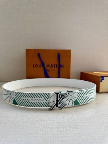本款 Lv Imprint 双面腰带令休闲造型展露新季街头风范 皮革腰带压印 Vuitton 字样 延续运动鞋外底的灵感启发 Lv 字母搭扣拥有缤纷边缘 不羁格