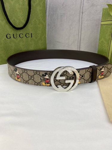 宽度4.0Cm Gucci 双面腰带，一侧为gg Supreme帆布融入米奇图案 ，反面一侧为原版皮底 配以互扣式双g原单钢扣采用真空电镀 厚度6.0Mm Dd