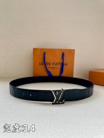 3.4宽 本款 Lv Heritage 双面腰带以压华美鳄鱼皮革和柔滑羊皮革构筑纤细轮廓，搭配抛光金属 Lv Initials 搭扣，实现多种造型可能，成就考究