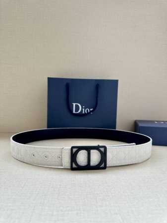 特 宽度3.5Cm Dior 这款腰带巧妙融合优雅与时尚，彰显 Dior 的精湛工艺。采用头层牛皮精心制作，饰以 Kumo 藤格纹，以全新方式呈现经典图案。腰带 - 点击图像关闭