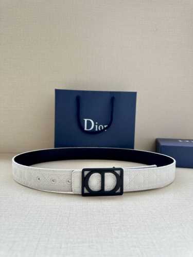 特 宽度3.5Cm Dior 这款腰带巧妙融合优雅与时尚，彰显 Dior 的精湛工艺。采用头层牛皮精心制作，饰以 Kumo 藤格纹，以全新方式呈现经典图案。腰带