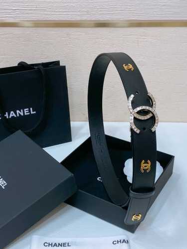 chanel 24C 树脂黑 与 白 水钻金色金属 Logo搭扣 黄铜金属进口胎小牛皮带身 带身饰有Cc 金属手感柔软 细腻 3.0Cm