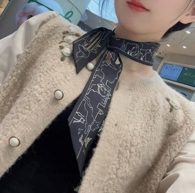 H家新款丝巾， 巴黎爱犬 100%重磅真丝斜纹绸，爱马仕束发带 双面双款！顶级斜纹真丝打造 超精细的印花非常清晰 绝对是送礼自用的首选丝带既可绕于颈间，亦可缠于