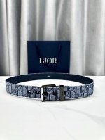 宽度3.5Cm Dior 此蓝白经典腰带，蓝白织物交织品牌经典图案，不锈钢金属扣点缀精致细节，深蓝色包装彰显尊贵。百搭设计适配多种场合，诠释 少即是多 的时尚哲