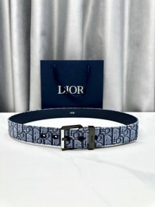 宽度3.5Cm Dior 此蓝白经典腰带，蓝白织物交织品牌经典图案，不锈钢金属扣点缀精致细节，深蓝色包装彰显尊贵。百搭设计适配多种场合，诠释 少即是多 的时尚哲