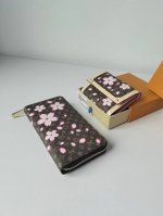 颜色 粉尺寸 19.5X10.5M13433 新款 樱花 系列 拉环的拉链式开口令精致设计更臻完美。井井有条的内部设有三个宽敞的隔层、一个带拉链的零钱袋和 12