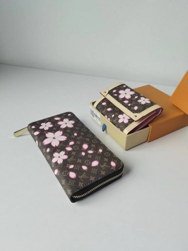 颜色 粉尺寸 19.5X10.5M13433 新款 樱花 系列 拉环的拉链式开口令精致设计更臻完美。井井有条的内部设有三个宽敞的隔层、一个带拉链的零钱袋和 12