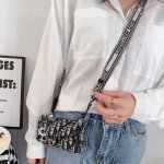 Dior迪奥马鞍包卡包手机壳，可装卡片、证件，可当支架，搭配同款肩带，斜挎手机壳小姐姐必备款！型号：为了不出现报错型号，请打开本机查看手机设置显示的型号Ipho