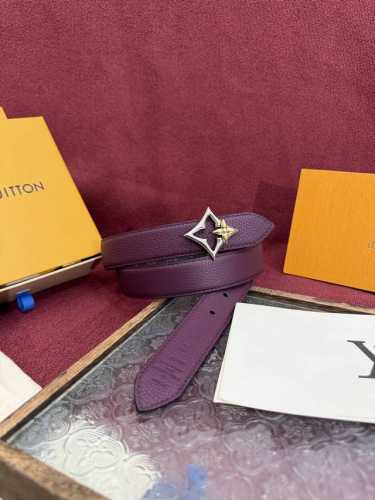 Lv Flowergram 30Mm腰带的设计非常精致，结合了多功能性与独特的标志性风格。其可翻转的带子提供了两种选择：光滑的皮革或品牌的经典Monogram帆