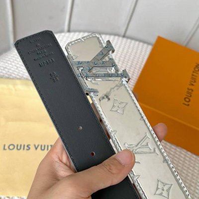 L0Uis Vuitt0N 今季新品 男士原單腰帶 寬度40毫米 雙面進口頭層小牛皮壓花品牌Logo設計 搭配經典鏤空五金 可雙面佩戴 適合沈穩低調的男士使用