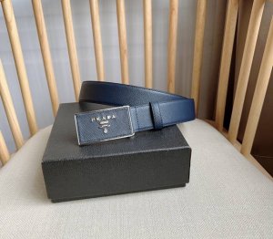 Prada 普拉达 专柜最新款 这款百搭配饰定格简约而考究的设计 优雅的Saffano皮革交叉平行线纹理平添别样的微妙韵致 标识性的金属刻字徽标点缀搭扣 宽3.