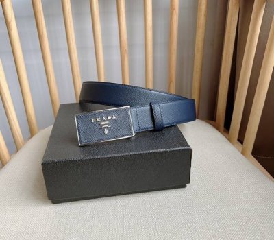 Prada 普拉达 专柜最新款 这款百搭配饰定格简约而考究的设计 优雅的Saffano皮革交叉平行线纹理平添别样的微妙韵致 标识性的金属刻字徽标点缀搭扣 宽3.