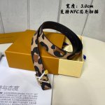 特P180 寬：30Mm 驢家新品 Ss專櫃在售新品女士系列 寬度3Cm 一面原廠荔枝塗層繪畫工藝 另一面原廠荔枝壓有品牌花紋 經典搭扣 雙面可用