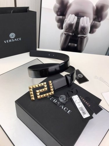 范思哲Versace，这个经典的腰带由柔软的小牛皮制成，配有方形扣和精致的金属元素，路人上有希腊风格。3.5Cm宽