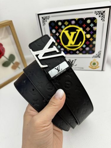 品名：Lv..路易..威登原单 材质：原单牛皮腰带 百分百头层牛皮腰带保证真皮，24K纯钢扣，专柜原单品质、做工精细，时尚大牌，送人自用首选 包装： 请认准如图
