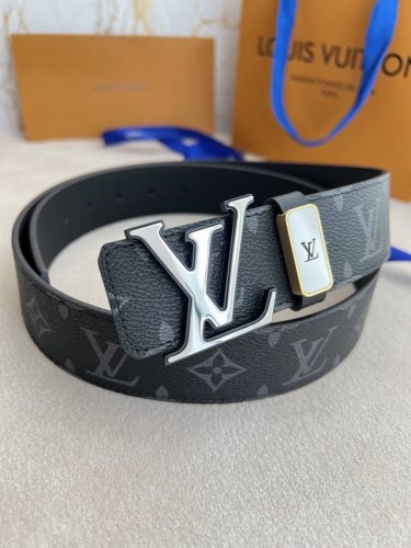 品名： Lv..路易..威登腰带皮带原单 型号：挂扣，原版经典纯钢材质双色挂扣，图片实物拍摄 材料：头层牛皮，挂扣系列，纯钢材质扣头，钯镀电镀工艺永不掉色。原版