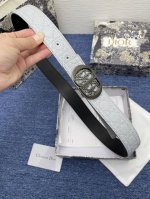 迪奥550 3.5Cm。特 这款 Montaigne Avenue 腰带从同名手袋汲取灵感，采用黑色光滑 牛皮革精心制作，质感柔软，设计优雅，饰以富有光泽的新款