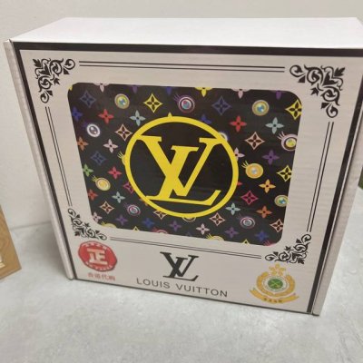 品名：Lv..路易..威登 材质：原单牛皮腰带 百分百头层牛皮腰带保证真皮，24K纯钢扣，专柜原单品质、做工精细，时尚大牌，送人自用首选 包装： 请认准如图专柜