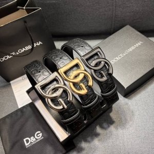 Dg，宽3.5Cm Dolce&Gabbana 全新小牛皮腰带，干练摩登配饰，缀以缎纹金色电镀金属细节。 小牛皮腰带，缀以缎纹金色电镀金属细节：