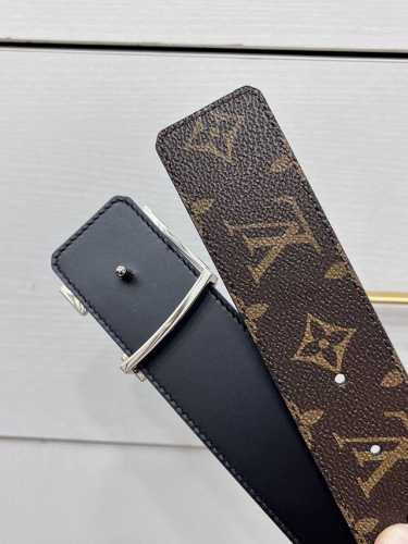 特 Lv Dimension 双面腰带将创意传承与华美街头风范共冶一炉，彰显创意总监 Pharrell Williams 的时尚远见。Monogram 帆布铺陈