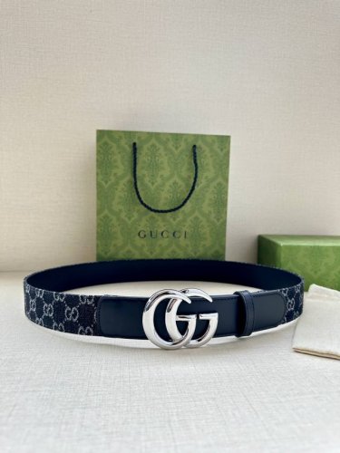 宽度3.8Cm Gucci 每一季，品牌标识都会吐故纳新，于经典之中融入新意。在这款腰带上，经典gg标识以亮眼之姿生动呈现，与双g造型配件相得益彰。 黑