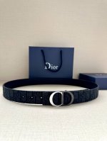 特 宽度3.5Cm Dior 这款腰带扣是 Dior 新款单品，延续经典设计，采用“Cd Icon”标志造型。黑色哑光涂漆和金属覆层黄铜形成鲜明的对比。可与各式
