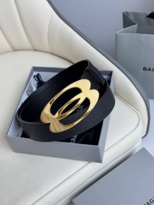 巴黎世家 Balenciaga 宽度3.5Cm 是法国的奢侈品牌，作为时尚界最具影响力品牌之一的地位。设计师源于：都市时尚潮流独特的设计风格，采用进口小牛皮制作