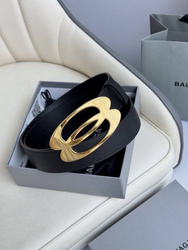巴黎世家 Balenciaga 宽度3.5Cm 是法国的奢侈品牌，作为时尚界最具影响力品牌之一的地位。设计师源于：都市时尚潮流独特的设计风格，采用进口小牛皮制作