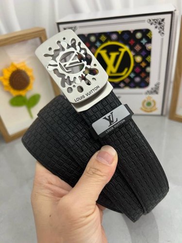 品名：Lv..路易..威登自动带 材质：原单牛皮腰带 百分百头层牛皮腰带保证真皮，24K纯钢扣，专柜原单品质、做工精细，时尚大牌，送人自用首选 包装： 请认准如