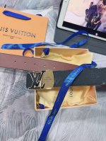 特P200 Louisvuitton 路易威登牛皮腰带 男士经典款皮带 时装搭配必备款 优质钢扣头 采用原厂牛皮带身 机械打孔 高品质全套包装 礼盒 礼袋 小票