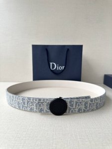 宽度3.5Cm Dior 受到标志性的同名手袋的启发 Montaigne腰带提供可翻转的版本 这要归功于其旋转机制 一侧采用天然光滑的小牛皮制成