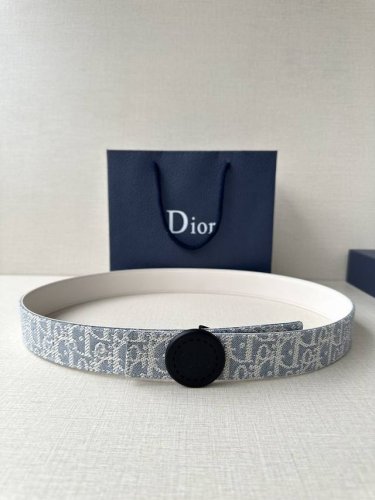 宽度3.5Cm Dior 受到标志性的同名手袋的启发 Montaigne腰带提供可翻转的版本 这要归功于其旋转机制 一侧采用天然光滑的小牛皮制成