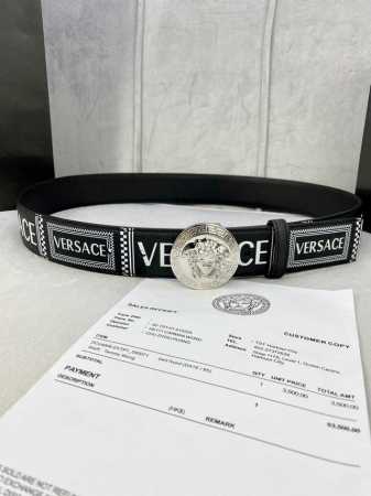 宽度4.0Cm Versace 范思哲 此款palazzo腰带采用牛皮革面料制作，并饰有le Pop Classique图案印花和标志性的美杜莎五金配件 - 点击图像关闭