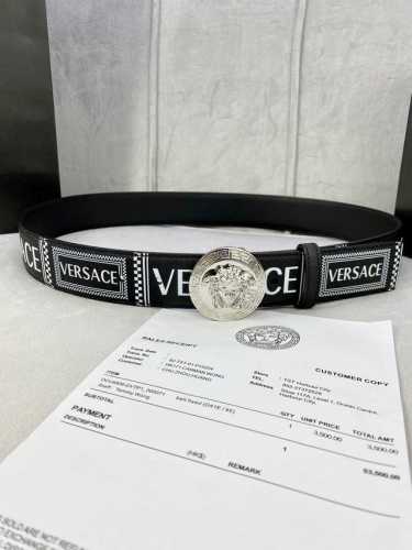 宽度4.0Cm Versace 范思哲 此款palazzo腰带采用牛皮革面料制作，并饰有le Pop Classique图案印花和标志性的美杜莎五金配件