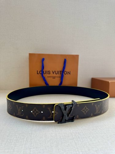 特 4.0宽 Lv Broken 双面腰带令 Lv 字母搭扣呈现锯齿状边缘，与腰带的边染色彩互为映衬。Monogram 图案帆布和牛皮革提供两式格调。