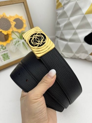 品名：罗意威 腰带原单 材质：原单牛皮腰带 百分百头层牛皮腰带保证真皮，24K纯钢扣，专柜原单品质、做工精细，时尚大牌，送人自用首选 包装： 请认准如图专柜包装